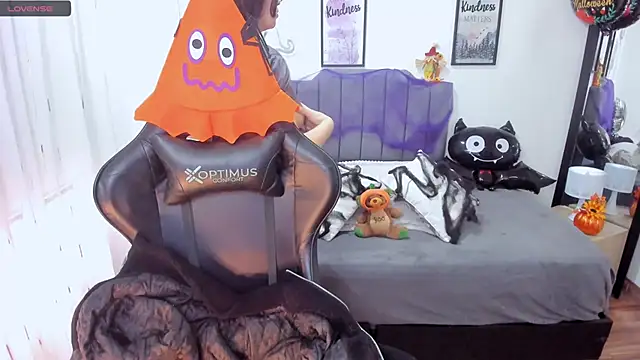 Amy joones online show from 10-25-25, 01:07