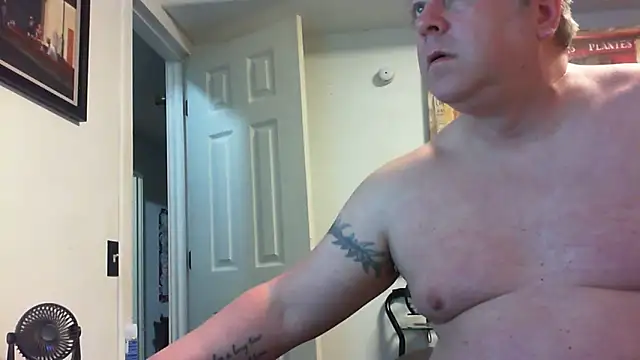 Snapshot of Mic_Oxinner chatting on 05-05-26, 10:51 Mic Oxinner online show from 05-05-26, 10:51