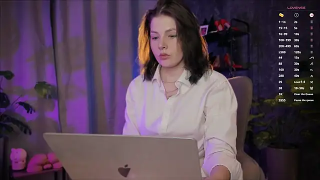 Snapshot of AnnaTrueno chatting on 07-18-26, 06:01 AnnaTrueno online show from 07-18-26, 06:01