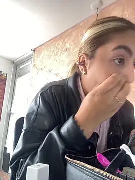 Miabonnett  online show from 11-22-25, 12:15