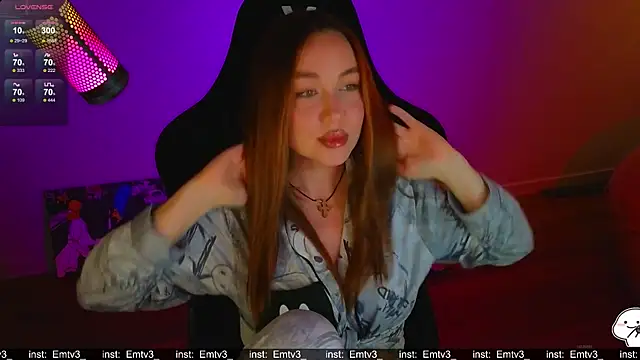 Snapshot of Emili1- chatting on 05-04-26, 10:00 Emili1- online show from 05-04-26, 10:00
