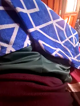 Snapshot of am100603 chatting on 11-04-25, 03:33 am100603 online show from 11-04-25, 03:33