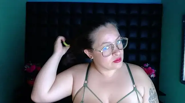 Snapshot of SaraThomso chatting on 12-04-24, 02:53 SaraThomso online show from 12-04-24, 02:53