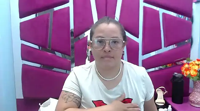 Snapshot of SaraThomso chatting on 02-06-25, 02:55 SaraThomso online show from 02-06-25, 02:55