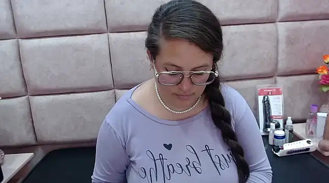 Snapshot of SaraThomso chatting on 02-09-25, 09:05 SaraThomso online show from 02-09-25, 09:05