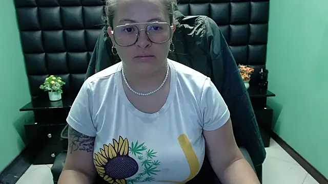 Snapshot of SaraThomso chatting on 02-22-25, 03:01 SaraThomso online show from 02-22-25, 03:01