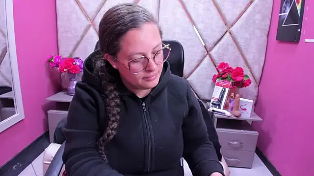 SaraThomso online show from 11-28-25, 01:47