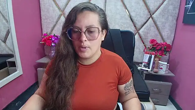 SaraThomso online show from 12-15-25, 02:32