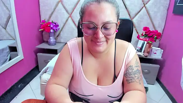 SaraThomso online show from 12-16-25, 02:22