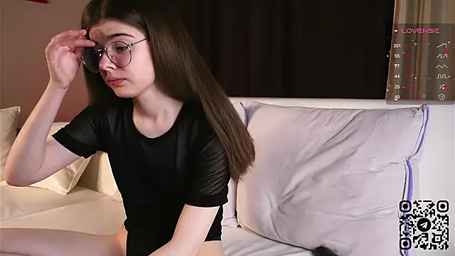 Snapshot of Mary_Shake chatting on 12-14-24, 09:35 Mary Shake online show from 12-14-24, 09:35