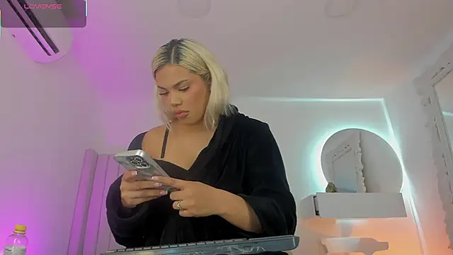 Snapshot of Shelynna_azzul chatting on 11-30-25, 07:40 Shelynna azzul online show from 11-30-25, 07:40