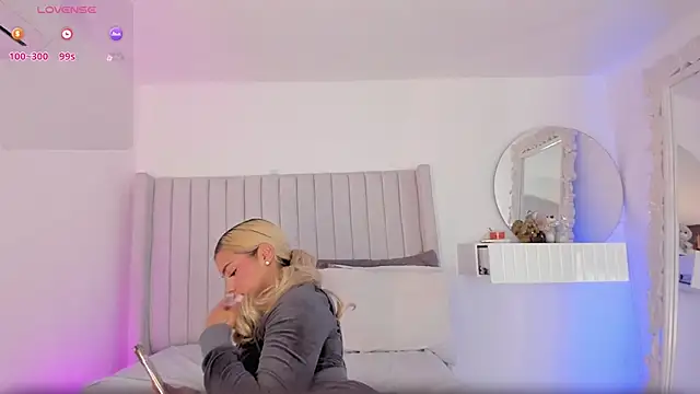 Shelynna azzul online show from 06-06-26, 12:21