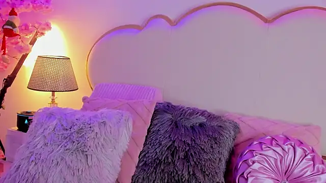 SenniaBella online show from 12-22-25, 02:03