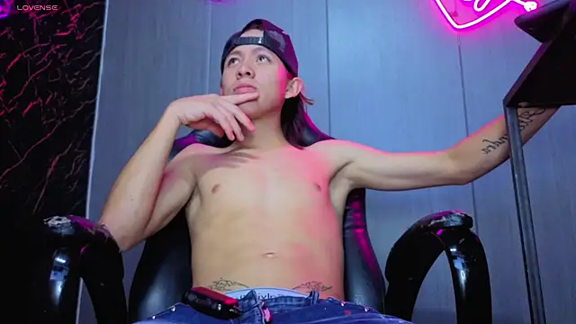 Snapshot of kevinbigcokc18 chatting on 11-19-25, 05:29 kevinbigcokc18 online show from 11-19-25, 05:29