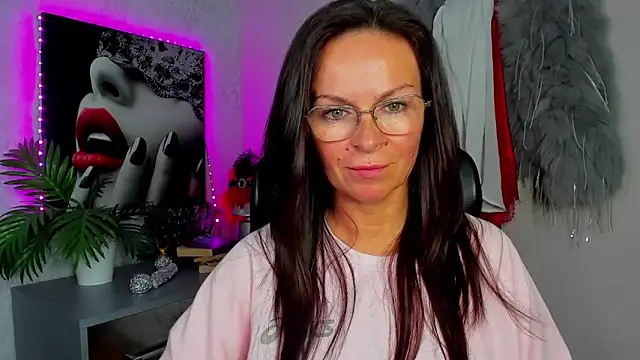 Snapshot of HelenLuxx chatting on 06-17-26, 03:24 HelenLuxx online show from 06-17-26, 03:24