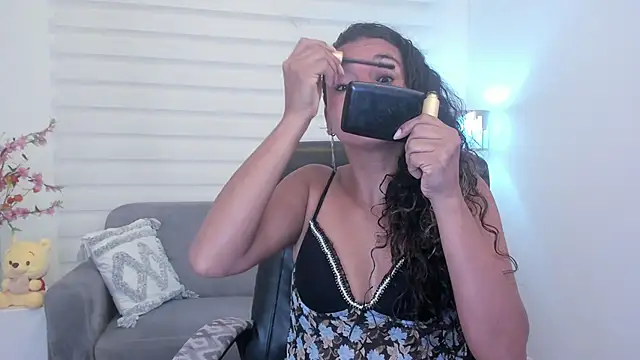 Snapshot of leslyflorez chatting on 12-14-24, 12:01 leslyflorez online show from 12-14-24, 12:01