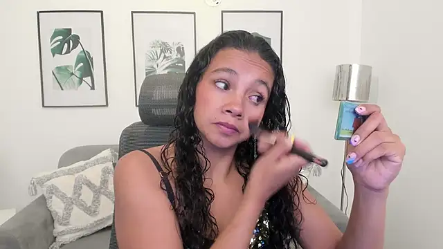 Snapshot of leslyflorez chatting on 02-14-25, 09:21 leslyflorez online show from 02-14-25, 09:21