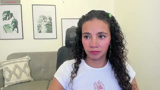 Snapshot of leslyflorez chatting on 02-26-25, 09:05 leslyflorez online show from 02-26-25, 09:05