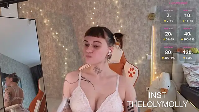 Snapshot of LolyMolli chatting on 10-16-25, 10:05 LolyMolli online show from 10-16-25, 10:05