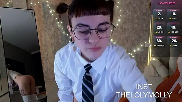 Snapshot of LolyMolli chatting on 10-17-25, 10:07 LolyMolli online show from 10-17-25, 10:07