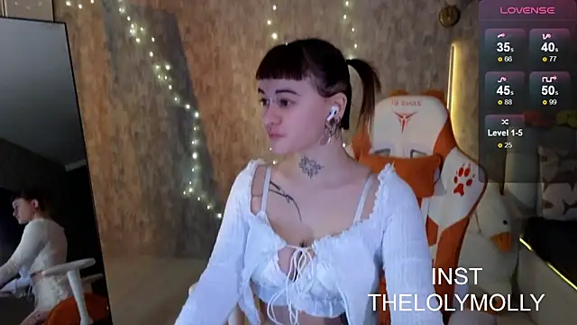 Snapshot of LolyMolli chatting on 10-18-25, 10:05 LolyMolli online show from 10-18-25, 10:05