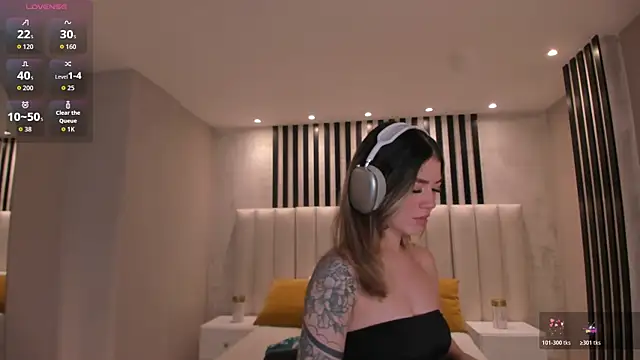 ViolettHansson online show from 10-29-25, 07:04