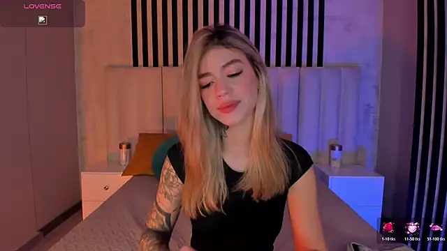 Snapshot of ViolettHansson chatting on 06-17-26, 10:39 ViolettHansson online show from 06-17-26, 10:39