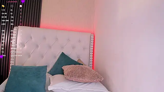 aliscollins  online show from 04-11-26, 07:45