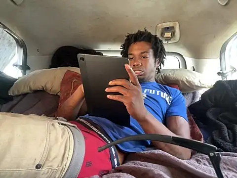 Snapshot of SlimeCrownzOut5 chatting on 09-28-25, 03:28 SlimeCrownzOut5 online show from 09-28-25, 03:28