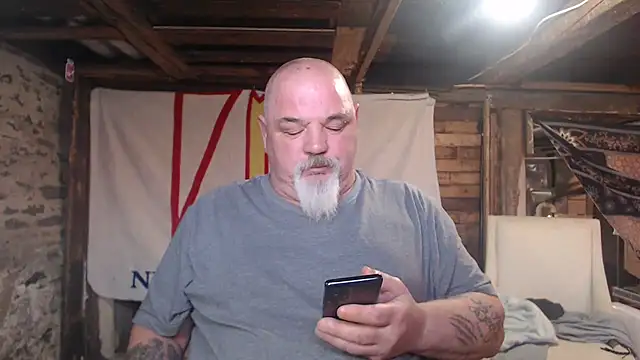 Newfiesausage1972 online show from 03-04-26, 01:28