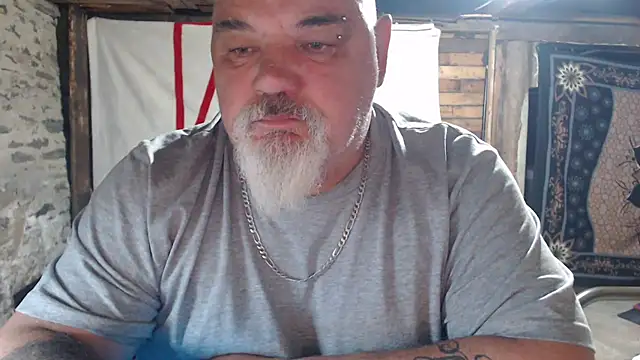 Snapshot of Newfiesausage1972 chatting on 05-10-26, 03:33 Newfiesausage1972 online show from 05-10-26, 03:33