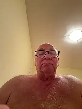 Snapshot of biggandybig chatting on 04-22-26, 08:32 biggandybig online show from 04-22-26, 08:32