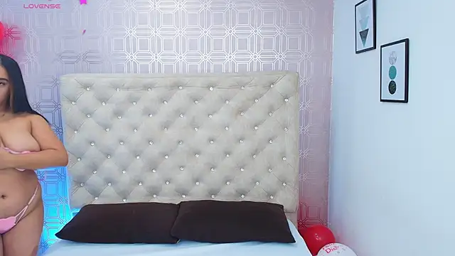 Snapshot of Sara_Desire chatting on 02-14-25, 12:25 Sara Desire online show from 02-14-25, 12:25