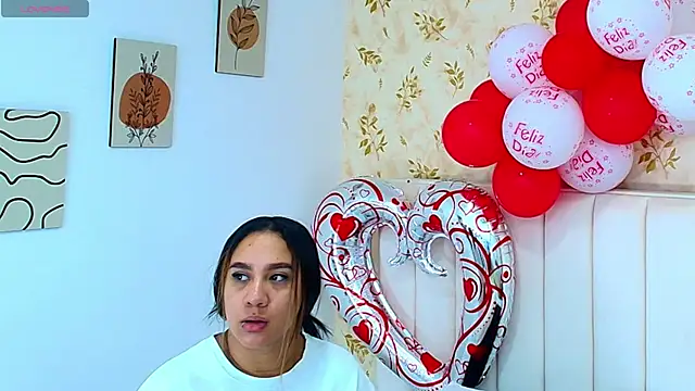 Snapshot of Sara_Desire chatting on 02-17-25, 12:38 Sara Desire online show from 02-17-25, 12:38