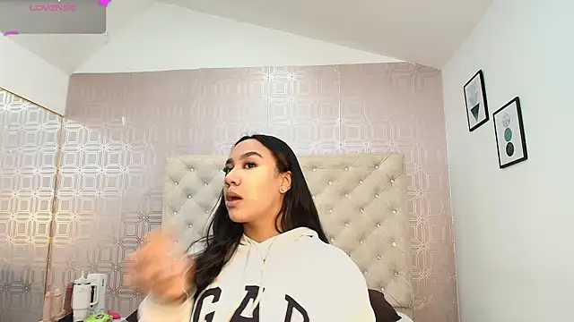 Snapshot of Sara_Desire chatting on 02-22-25, 12:19 Sara Desire online show from 02-22-25, 12:19