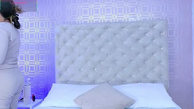 Snapshot of Sara_Desire chatting on 09-14-25, 12:15 Sara Desire online show from 09-14-25, 12:15