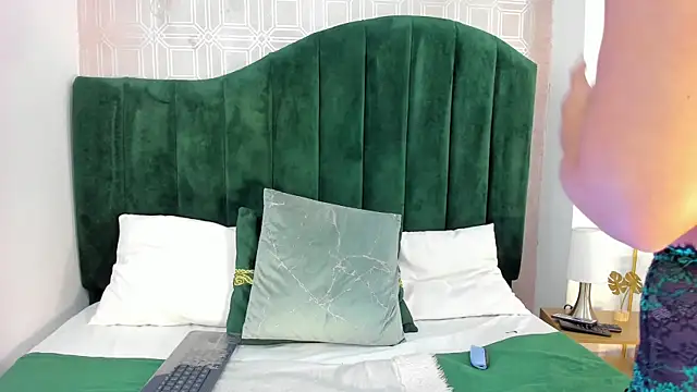 Snapshot of Sara_Desire chatting on 10-08-25, 03:31 Sara Desire online show from 10-08-25, 03:31