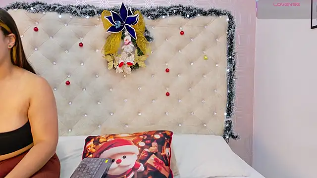 Snapshot of Sara_Desire chatting on 11-28-25, 12:30 Sara Desire online show from 11-28-25, 12:30