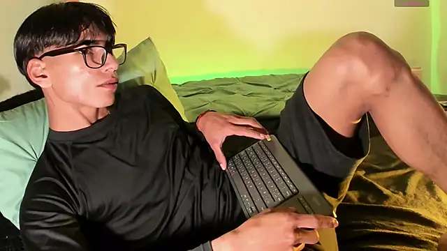 Snapshot of Teo_skinny chatting on 03-22-25, 01:00 Teo skinny online show from 03-22-25, 01:00