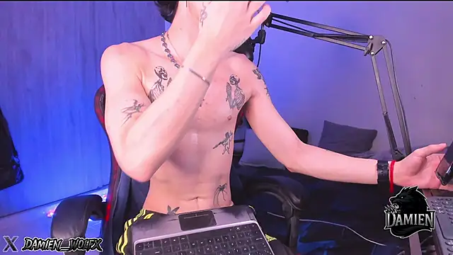 Snapshot of cinnamon_boyxxx chatting on 09-18-25, 01:40 cinnamon boyxxx online show from 09-18-25, 01:40