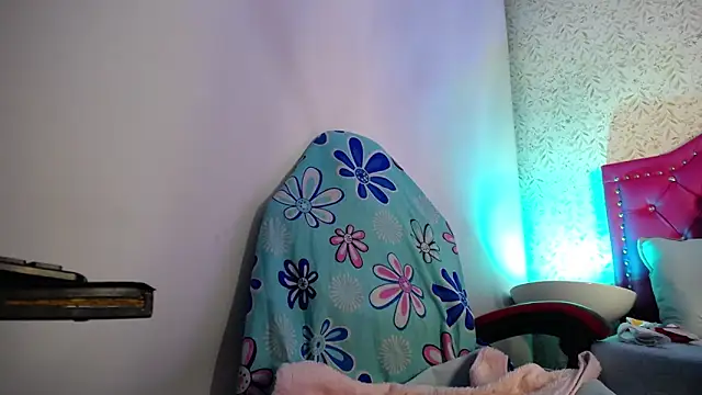 Snapshot of luly_pink chatting on 04-22-26, 04:04 luly pink online show from 04-22-26, 04:04