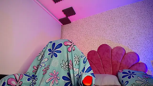 Snapshot of luly_pink chatting on 05-30-26, 04:42 luly pink online show from 05-30-26, 04:42