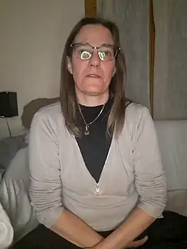 Snapshot of SpiceLea chatting on 12-19-24, 10:21 SpiceLea online show from 12-19-24, 10:21