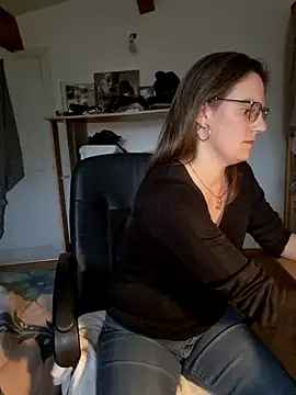 Snapshot of SpiceLea chatting on 01-06-25, 02:47 SpiceLea online show from 01-06-25, 02:47