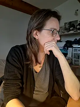 Snapshot of SpiceLea chatting on 02-21-25, 12:28 SpiceLea online show from 02-21-25, 12:28