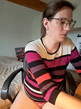 Snapshot of SpiceLea chatting on 03-10-25, 12:37 SpiceLea online show from 03-10-25, 12:37