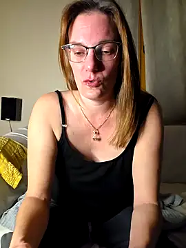 Snapshot of SpiceLea chatting on 10-16-25, 07:37 SpiceLea online show from 10-16-25, 07:37