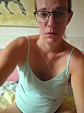 Snapshot of SpiceLea chatting on 07-16-26, 02:01 SpiceLea online show from 07-16-26, 02:01