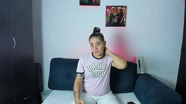 Snapshot of AndreaAndKarina chatting on 10-03-25, 02:47 AndreaAndKarina online show from 10-03-25, 02:47