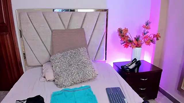 AlissaNix online show from 11-14-25, 12:20